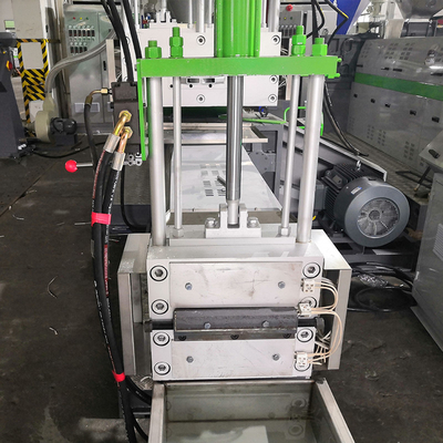 Centrum wysokości Plastikowe urządzenie do recyklingu 700 mm Ładowanie linii granulacyjnej podajnika